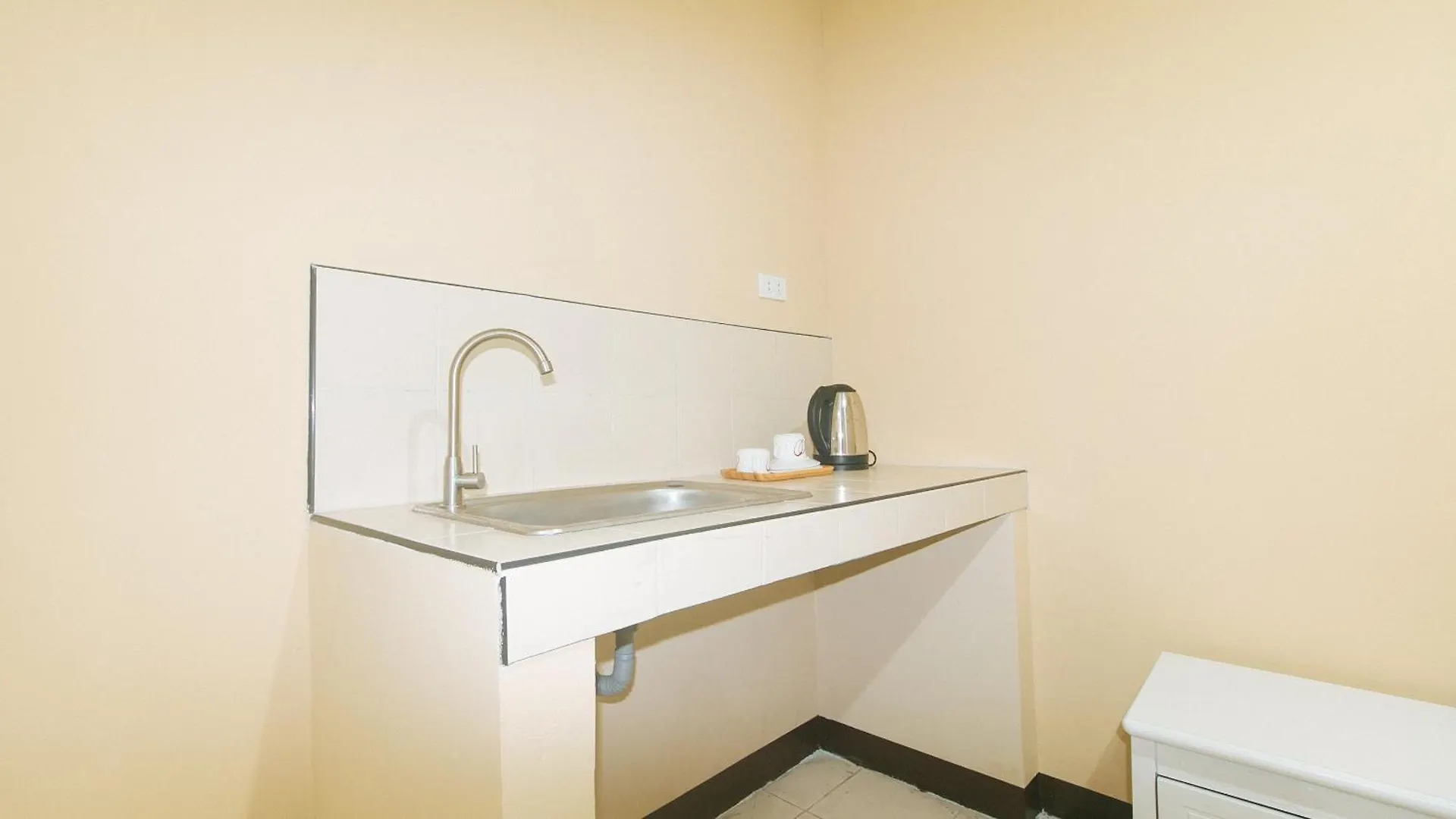 Hotel Reddoorz At Mubg Apartments Near Baclaran Church Manila Philippines